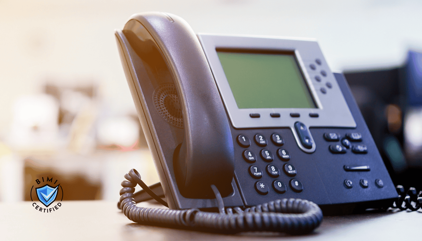Ein modernes Telefon auf dem Schreibtisch, das auf einen Anruf zur BIMI-Überprüfung wartet